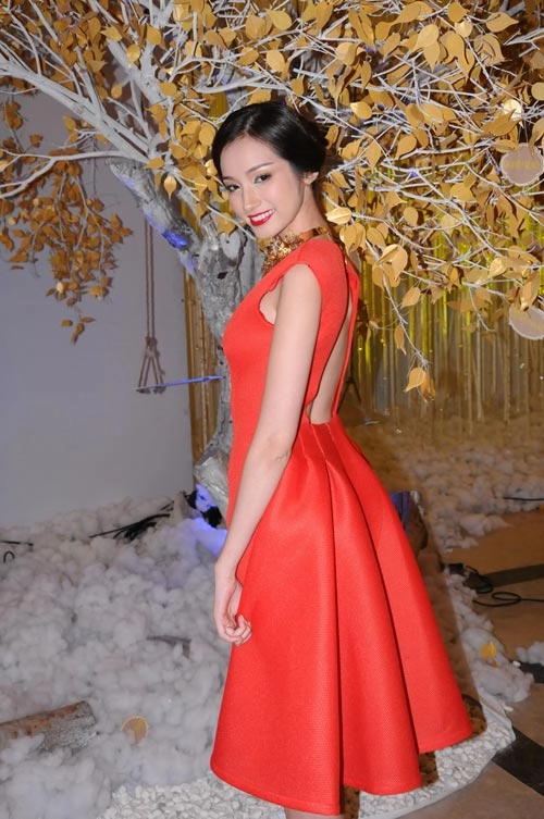 Siêu mẫu ngọc oanh nồng nàn sắc đỏ