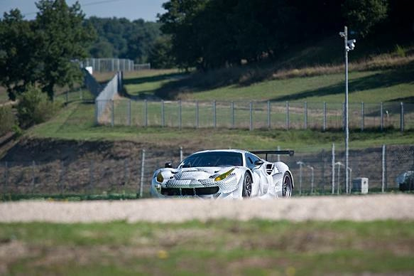 Siêu xe đua ferrari 488 gte hiện hình