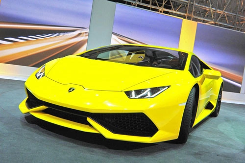 Siêu xe lamborghini huracan đọ sức siêu mô tô