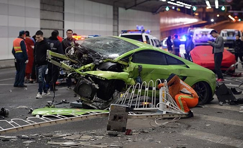  sinh viên đua xe trong hầm phá nát lamborghini và ferrari 