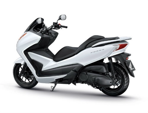 So găng yamaha x-max 300 và honda forza 300