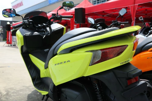 So găng yamaha x-max 300 và honda forza 300