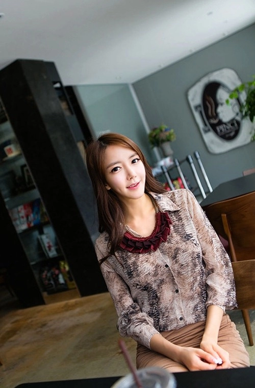 Sơ mi họa tiết giúp nàng công sở thêm rạng rỡ