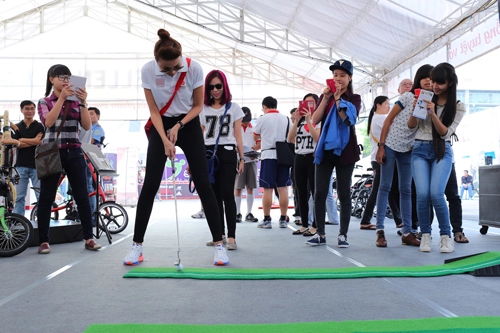 Thanh hằng biểu cảm ngộ nghĩnh khi chơi golf
