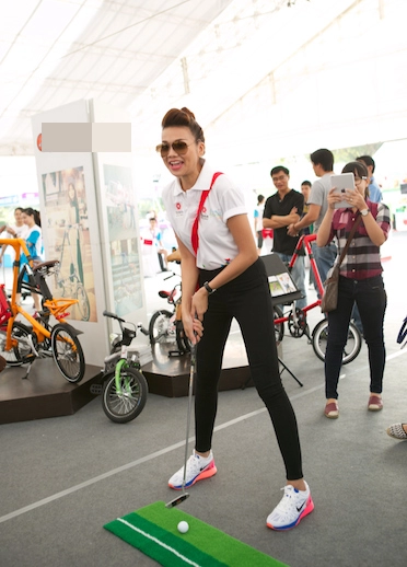 Thanh hằng biểu cảm ngộ nghĩnh khi chơi golf