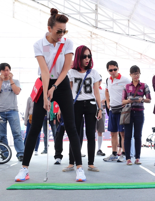 Thanh hằng biểu cảm ngộ nghĩnh khi chơi golf