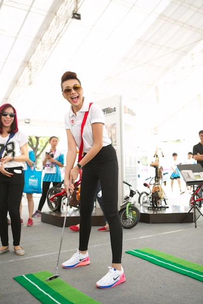 Thanh hằng biểu cảm ngộ nghĩnh khi chơi golf