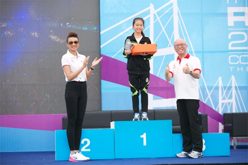 Thanh hằng biểu cảm ngộ nghĩnh khi chơi golf
