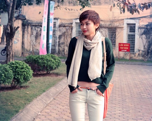 Thanh thủy khoe eo thon giữa mùa đông hà nội