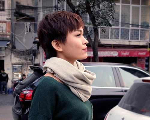 Thanh thủy khoe eo thon giữa mùa đông hà nội