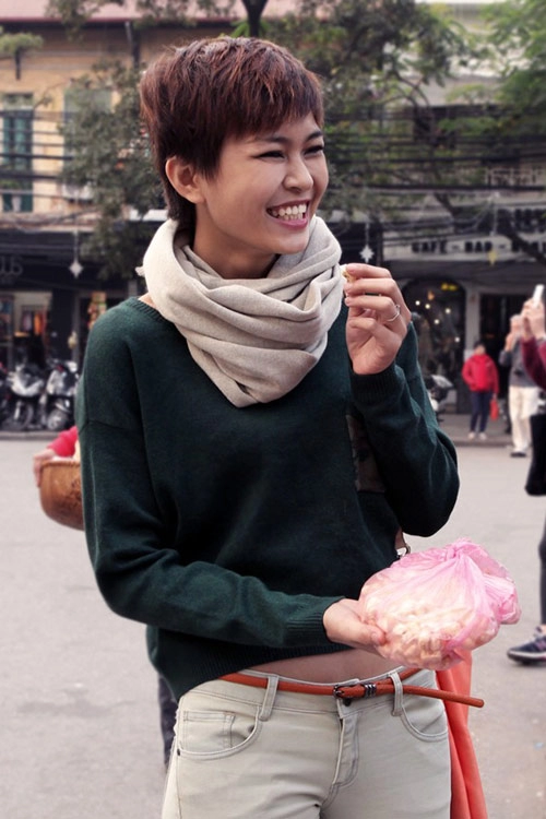 Thanh thủy khoe eo thon giữa mùa đông hà nội