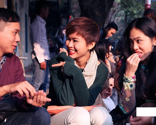 Thanh thủy khoe eo thon giữa mùa đông hà nội