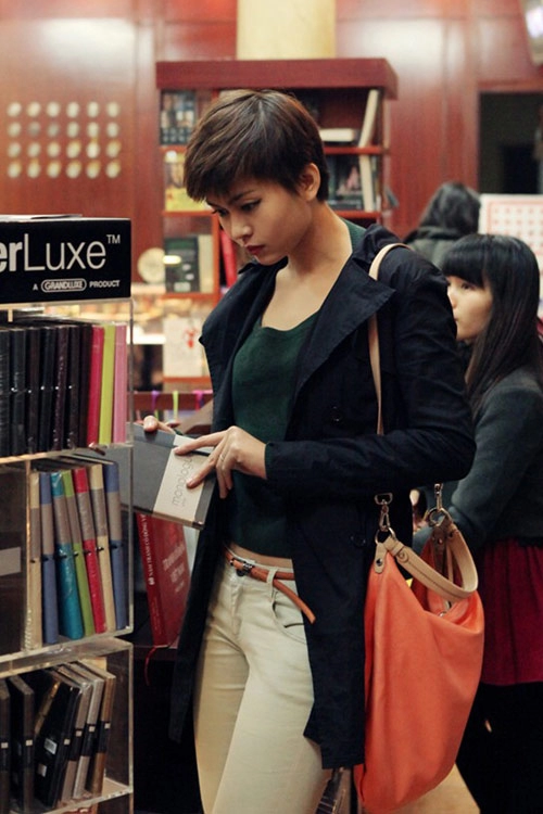 Thanh thủy khoe eo thon giữa mùa đông hà nội