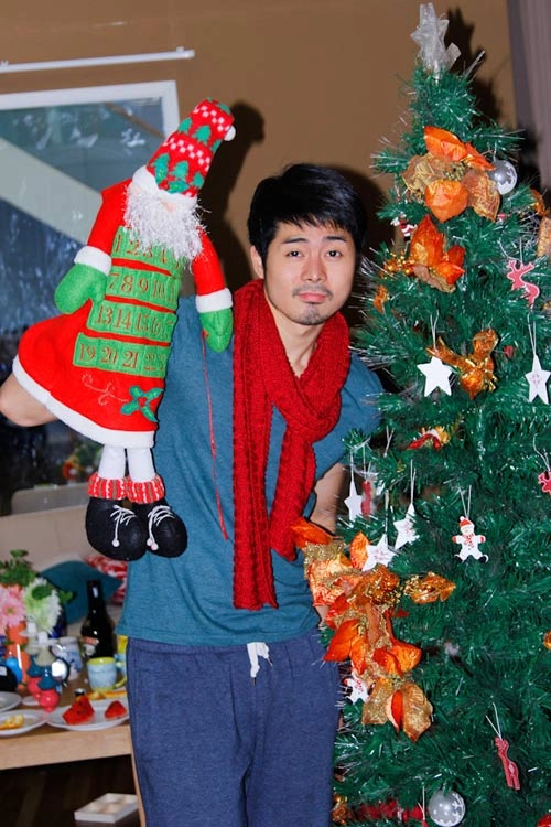 Thí sinh vntm ngộ nghĩnh bên cây thông noel
