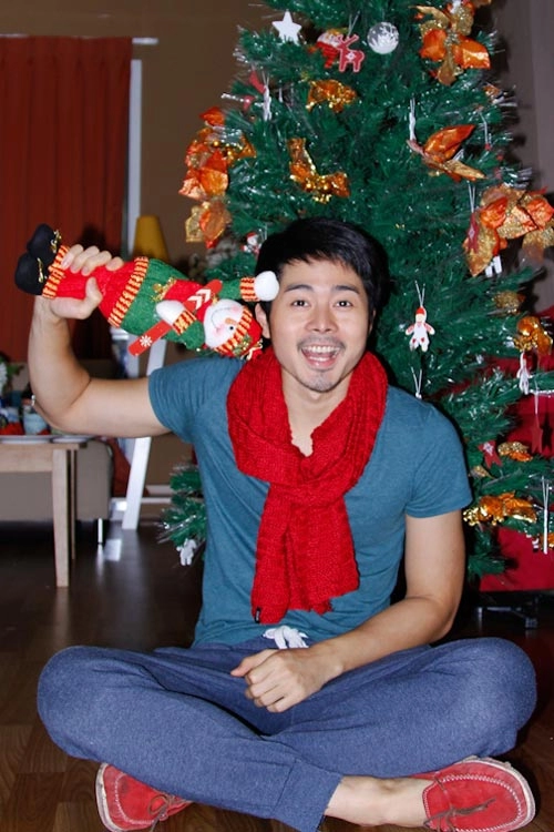 Thí sinh vntm ngộ nghĩnh bên cây thông noel