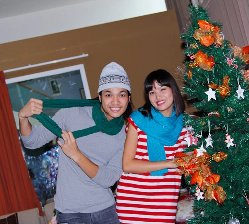 Thí sinh vntm ngộ nghĩnh bên cây thông noel