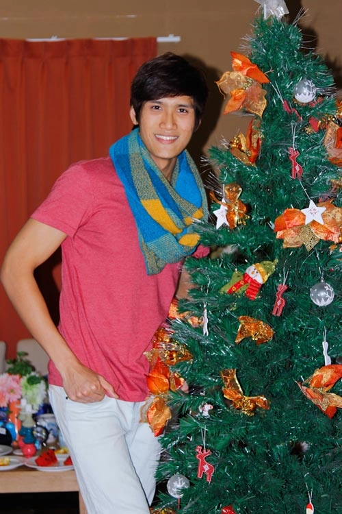 Thí sinh vntm ngộ nghĩnh bên cây thông noel