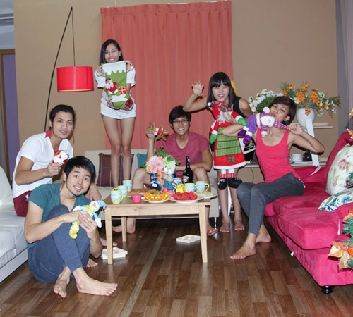 Thí sinh vntm ngộ nghĩnh bên cây thông noel