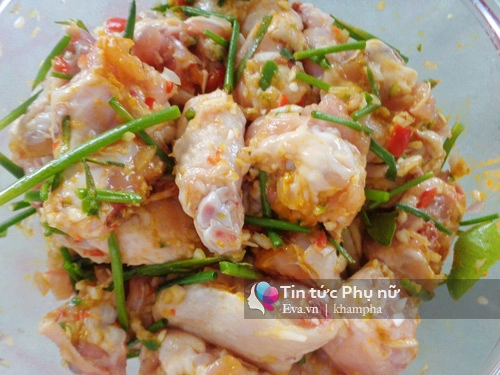 Thịt gà rang lá chanh thơm phức đưa cơm