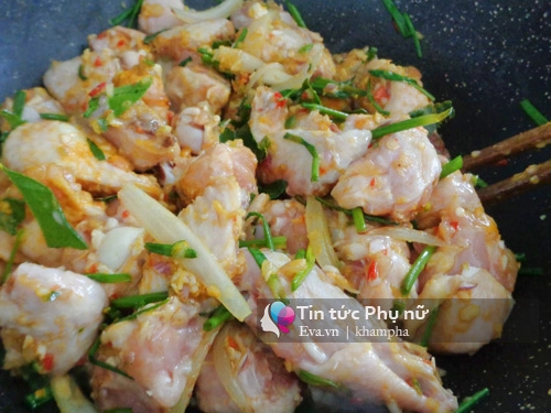 Thịt gà rang lá chanh thơm phức đưa cơm