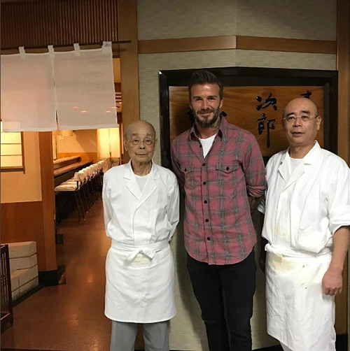 Tiệm sushi chỉ có 10 ghế mà beckham obama cũng phải xếp hàng ghé thăm