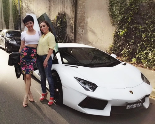 Tóc tiên siêu sexy dù trong nhà ngoài phố