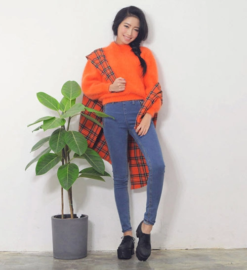 Tôn nét nữ tính với áo len lông xù