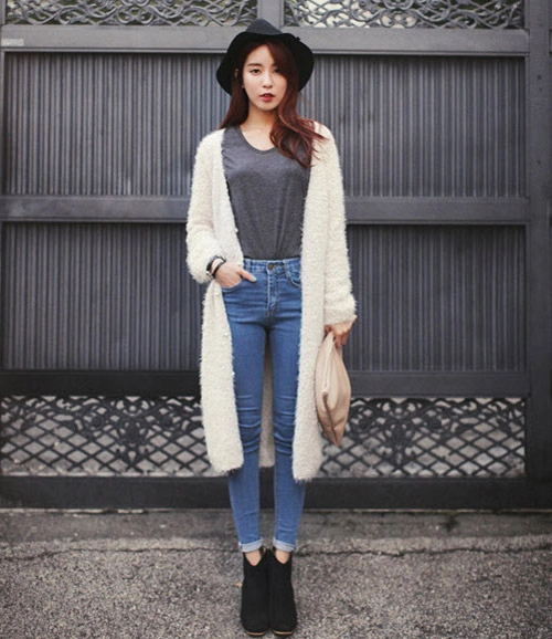 Tôn nét nữ tính với áo len lông xù