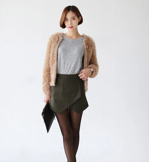 Tôn nét nữ tính với áo len lông xù