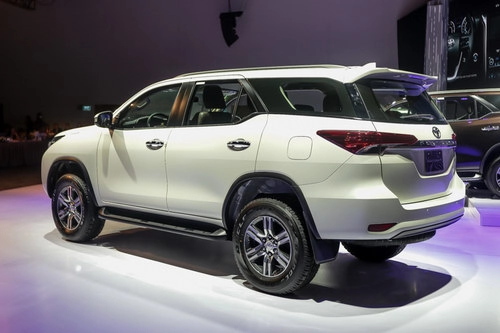 Toyota fortuner 2017 giá từ 981 triệu đồng tại việt nam