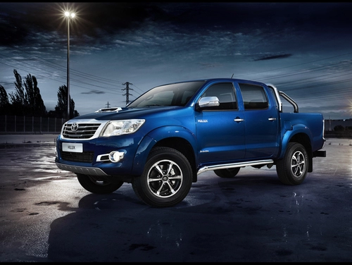  toyota ra mắt hilux invincible 