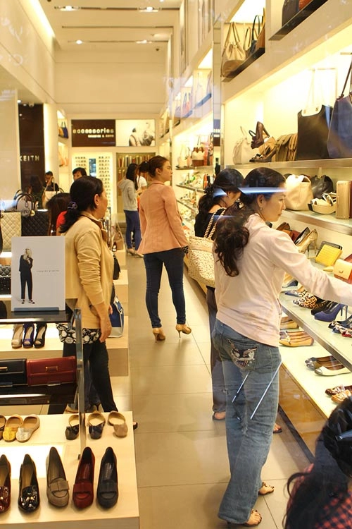 Tphcm hàng giảm giá ngập tràn đường phố