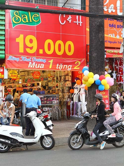 Tphcm hàng giảm giá ngập tràn đường phố