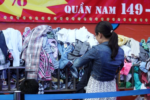 Tphcm hàng giảm giá ngập tràn đường phố