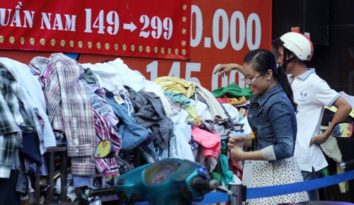 Tphcm hàng giảm giá ngập tràn đường phố