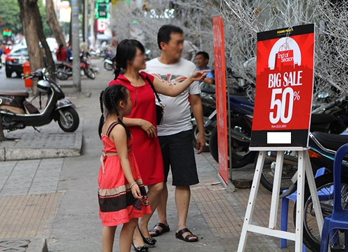 Tphcm hàng giảm giá ngập tràn đường phố