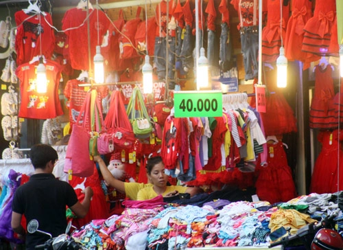 Tphcm hàng giảm giá ngập tràn đường phố