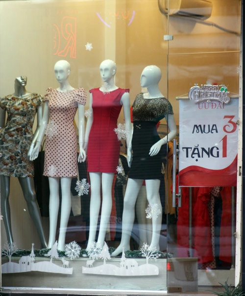 Tphcm hàng giảm giá ngập tràn đường phố