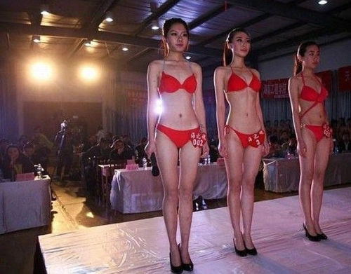 Tq dư luận bức xúc vì sĩ tử phải thi áo tắm