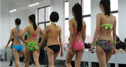 Tq dư luận bức xúc vì sĩ tử phải thi áo tắm