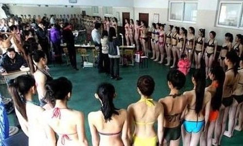 Tq dư luận bức xúc vì sĩ tử phải thi áo tắm