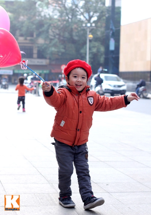 Trẻ em sành điệu trên phố đông hà nội