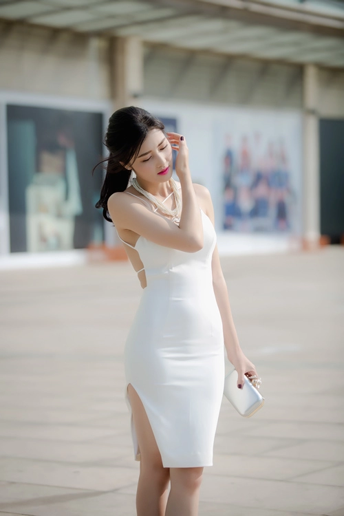 Triệu thị hà khoe ngực đầy eo thon xuống phố sài thành