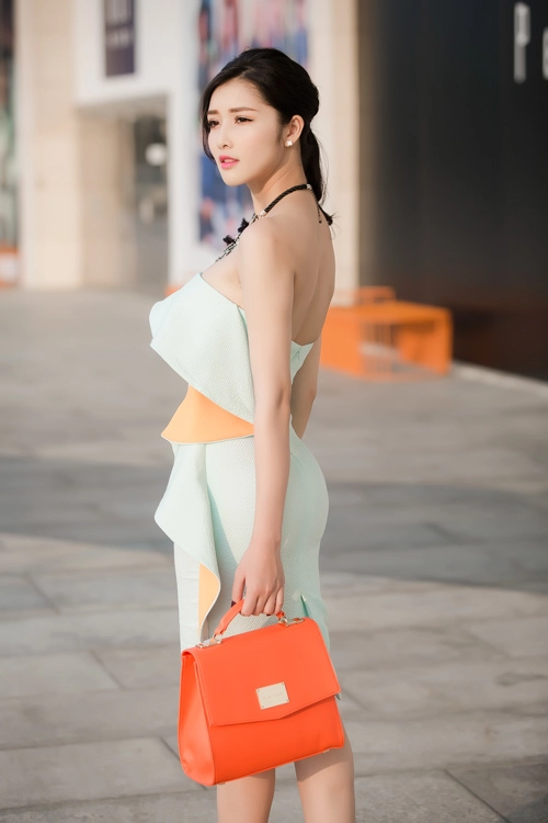 Triệu thị hà khoe ngực đầy eo thon xuống phố sài thành