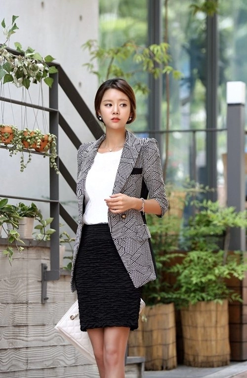 Trở thành quý cô công sở với 3 màu xám trắng đen