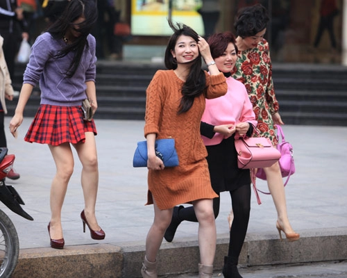 Váy ngắn ngập phố hà nội ngày nắng