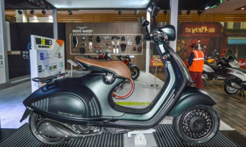 Vespa 946 emporio armani tái xuất giá 333 triệu đồng