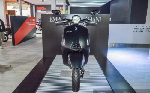 Vespa 946 emporio armani tái xuất giá 333 triệu đồng