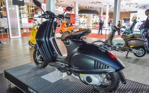 Vespa 946 emporio armani tái xuất giá 333 triệu đồng