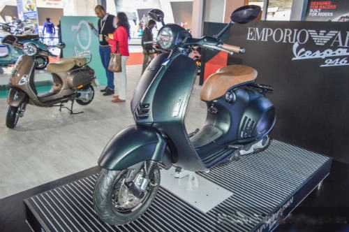 Vespa 946 emporio armani tái xuất giá 333 triệu đồng